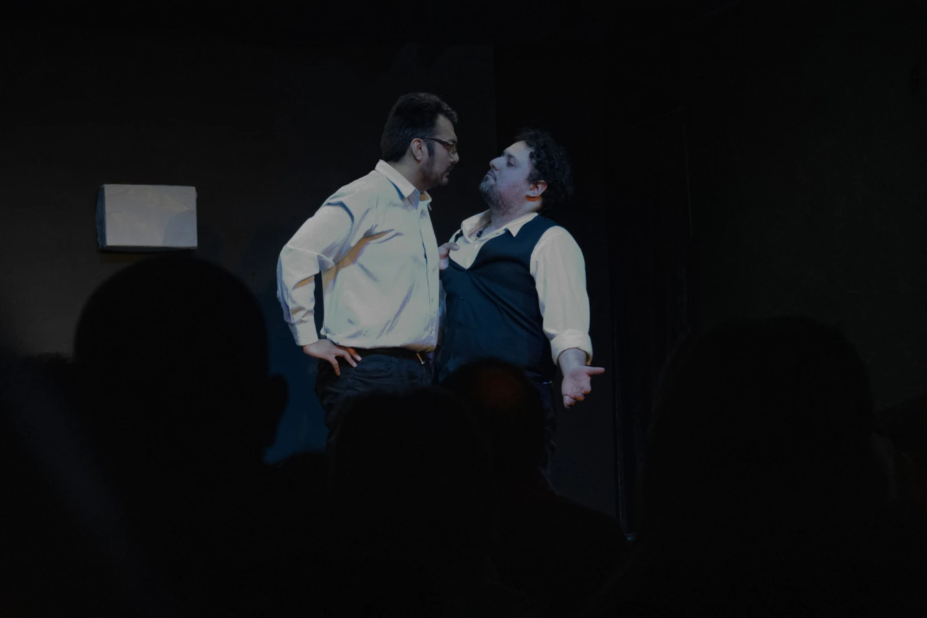 Tomas Flores, actor en una escena teatral